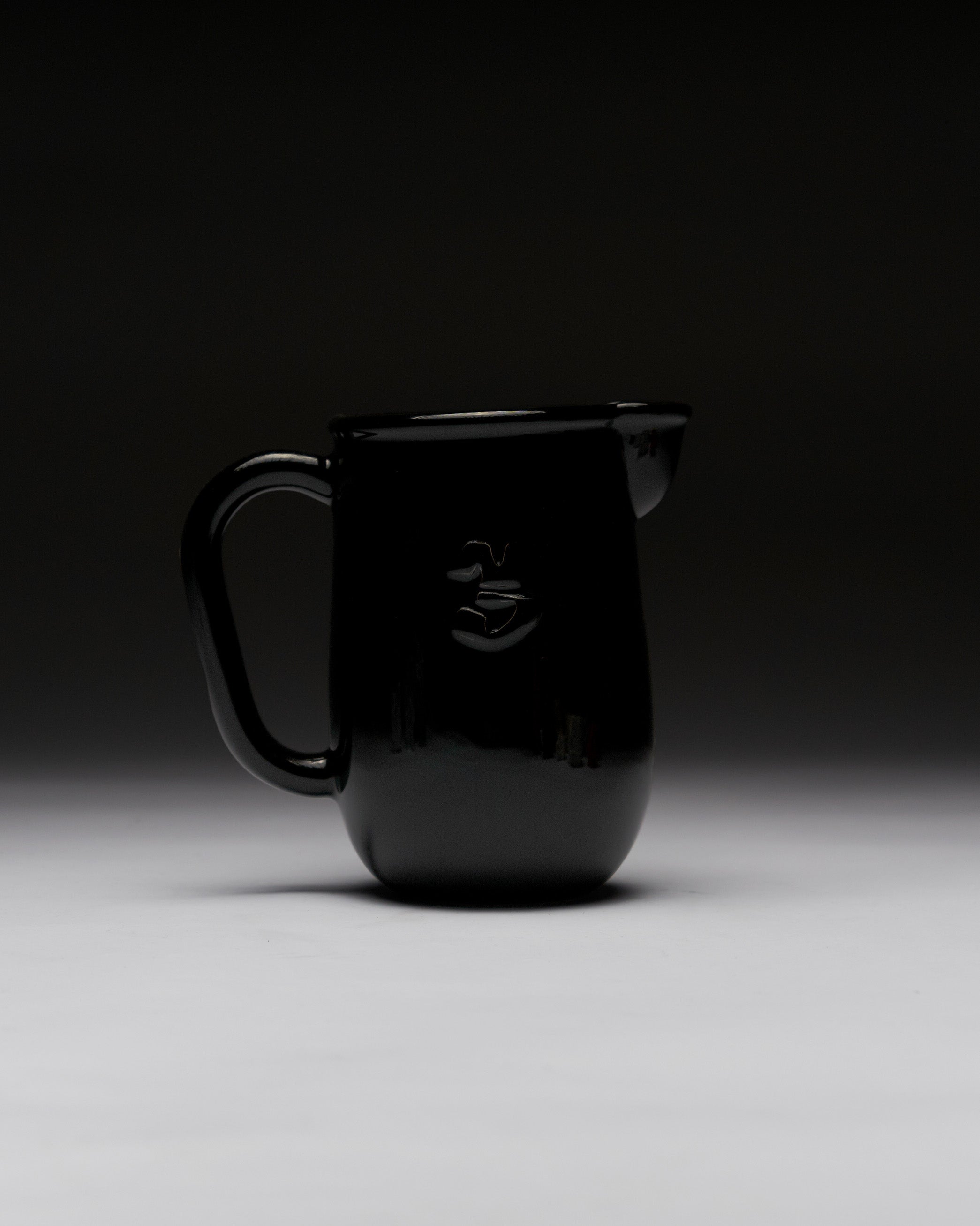 Kantine Pitcher Black